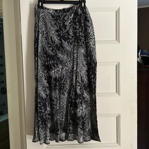 NWT seasonless black & white Paisley printed midi skirt